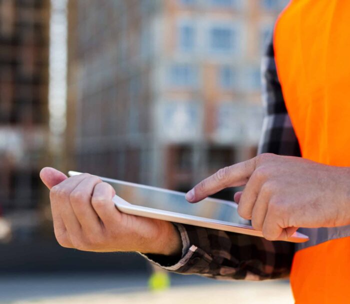 nahaufnahmebauingenieur-der-tablette-verwendet-scaled.jpg